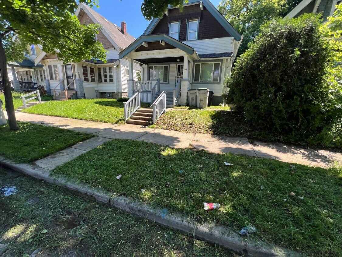 Foto principal - Single Family Home Available July 1st!