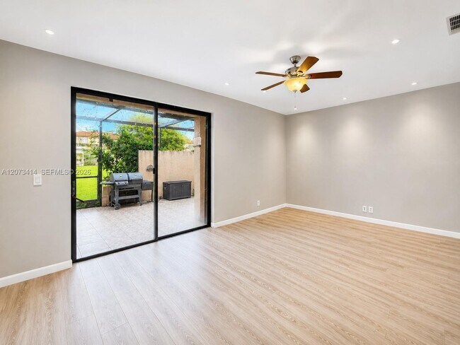 Foto del edificio - 9148 Lime Tree Ln