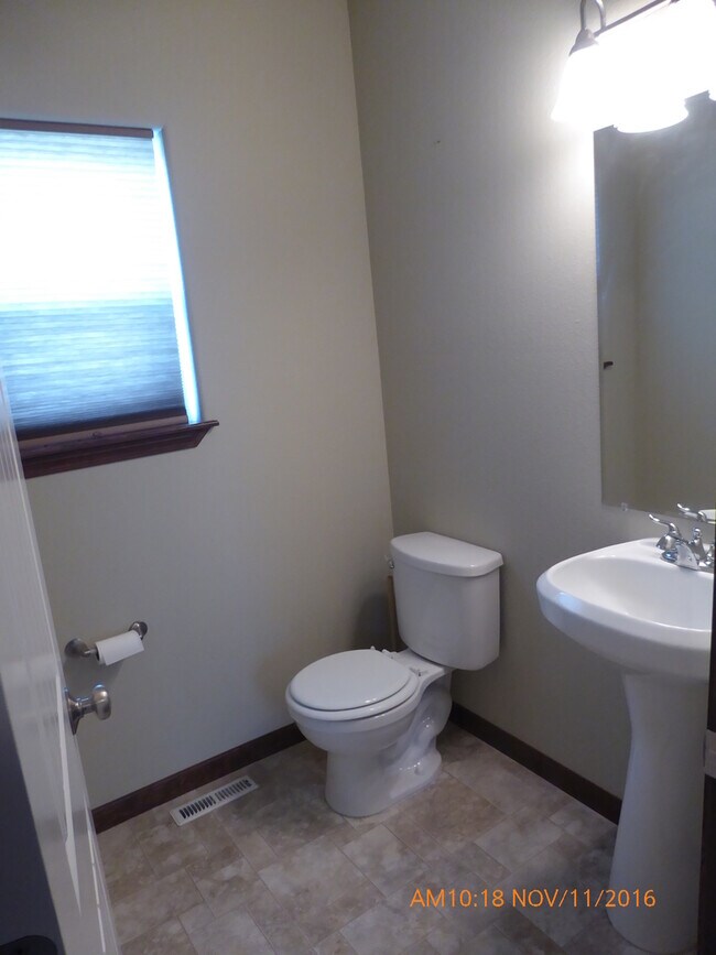 Building Photo - 3 Bed, 2.5 Bath in Post Falls, ID! Move-in...