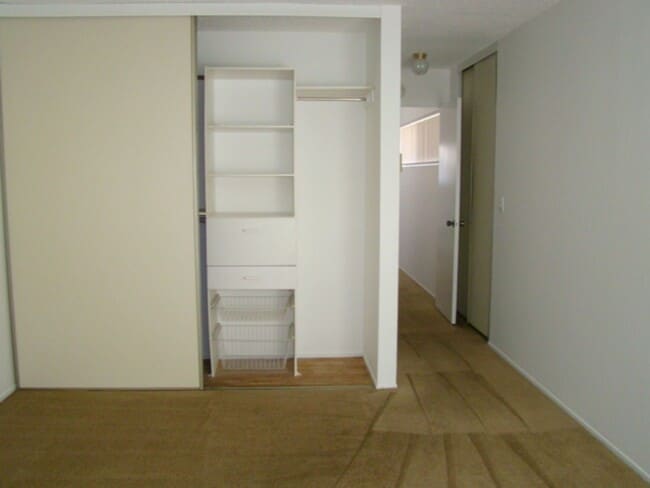 Building Photo - Townhouse 3 bedroom 2.5 bath, 2 car garage, new paint, new floors