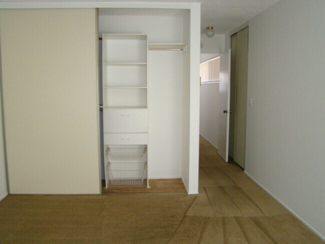 Foto del edificio - Townhouse 3 bedroom 2.5 bath, 2 car garage, new paint, new floors