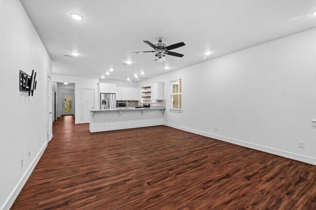 Building Photo - 304 S College Ave