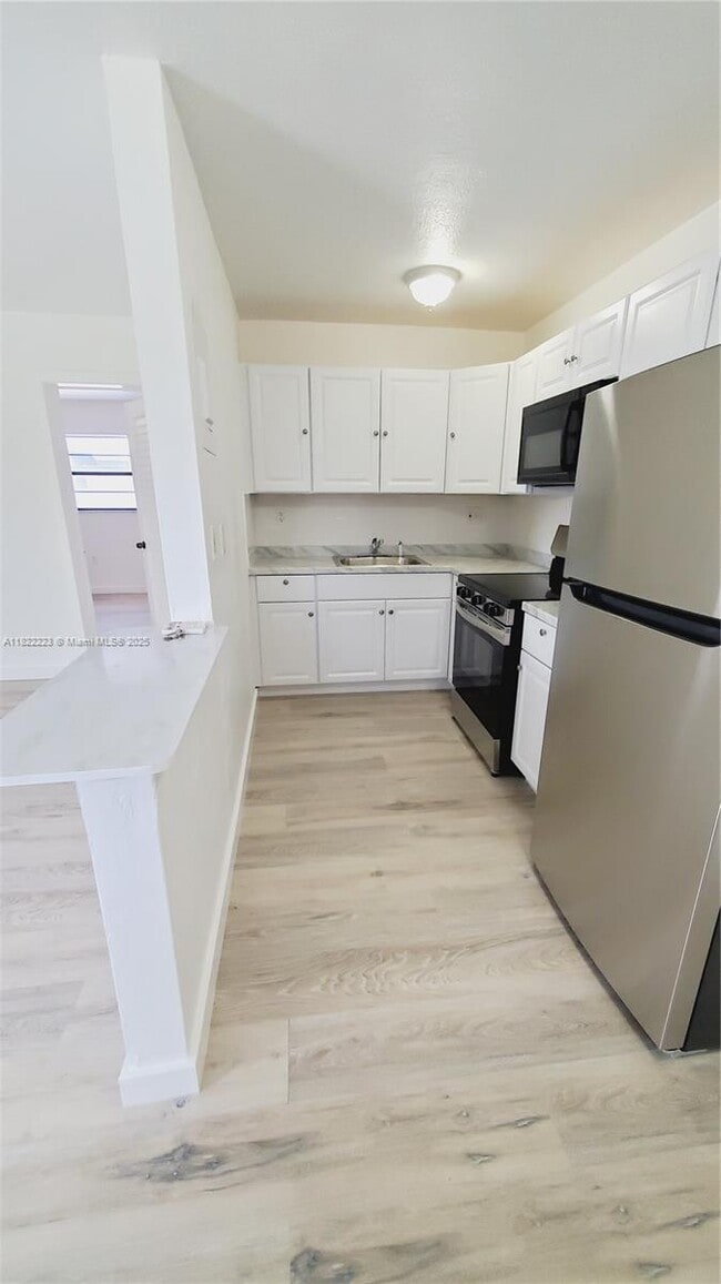 Building Photo - 4450 SW 67th Ave