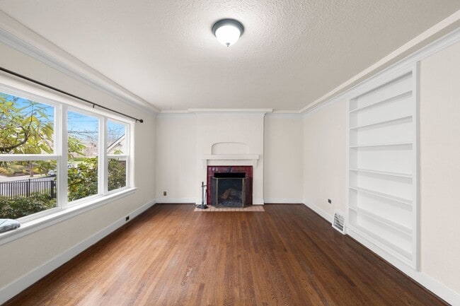 Foto del edificio - 2 bedroom 1 bath with full basement in Sellwood!