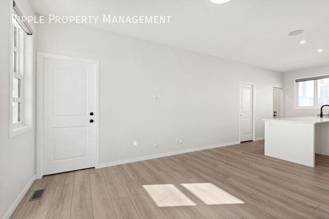 Building Photo - AMAZING 2 BEDS/ 2 BATHS UPPER UNIT ONLY!