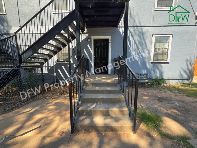 Building Photo - Ground-Floor 2-Bedroom Apartment in Irving – $300 Off 2nd Month! Comfortable Living in a Prime Lo...