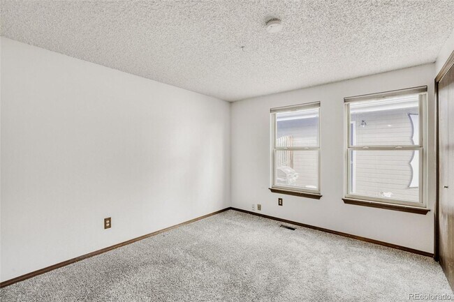 Foto del edificio - 3 bed, 3 full bath - perfect for roommates!