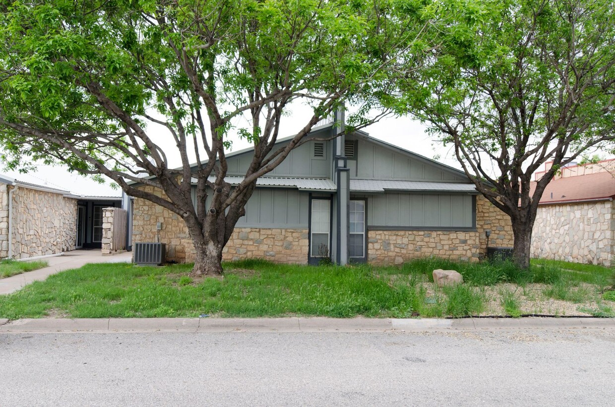 Primary Photo - 6 MONTH LEASE! Spacious 3 bedroom 2 bath t...