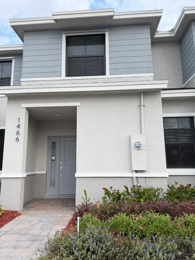 Foto principal - 1466 NE 3rd Ave