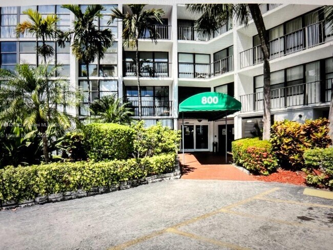 Foto del edificio - 800 Parkview Dr