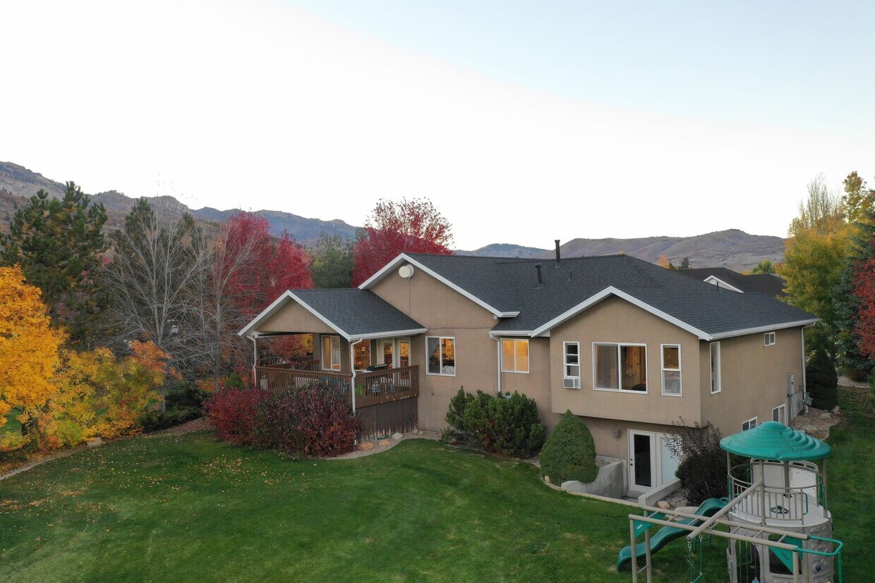 Foto principal - Beautiful home with 3 car garage and overs...