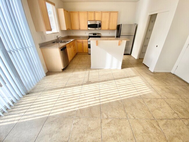 Building Photo - CUTE 3 BEDROOM / 2.5 BATHROOMS, TOWNHOME W...