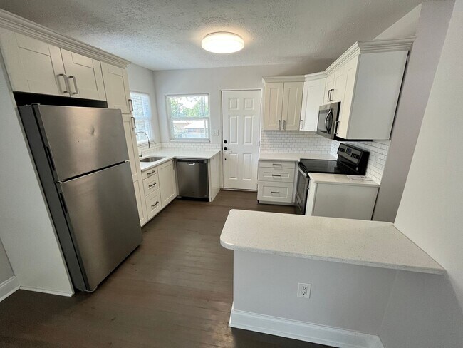 Foto del edificio - Above Detached Garage 1/1 in Colonialtown North