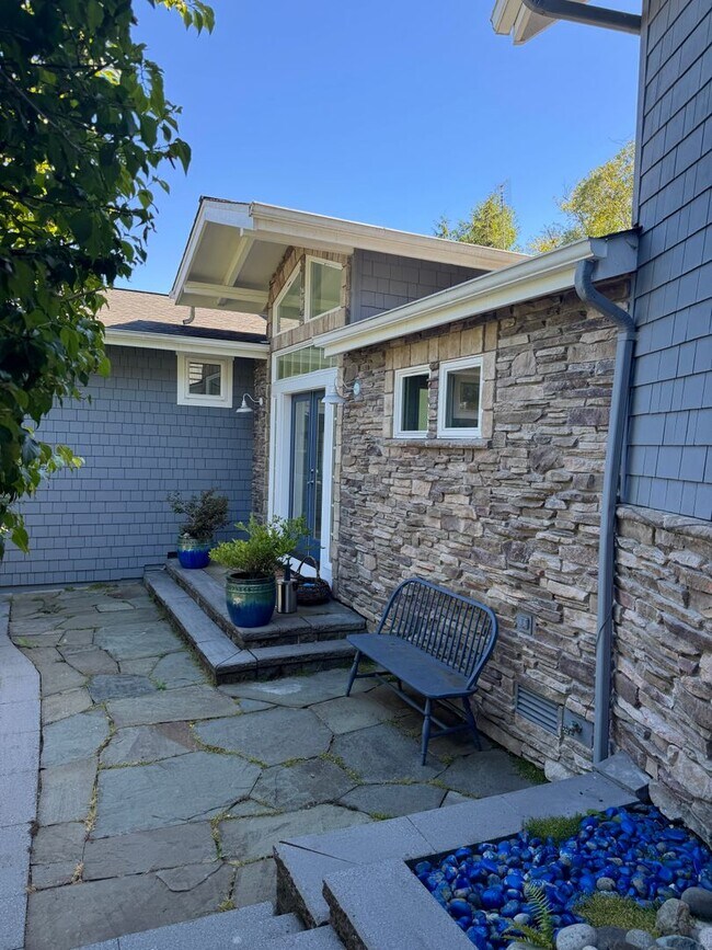 Foto del edificio - This gorgeous Bainbridge home is now avail...