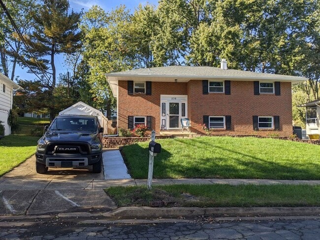 Building Photo - 236 MacKintosh Dr