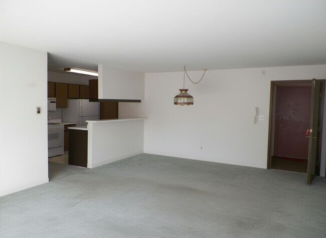 Foto del edificio - Well-Located 2 Bedroom Condo Available Mid June