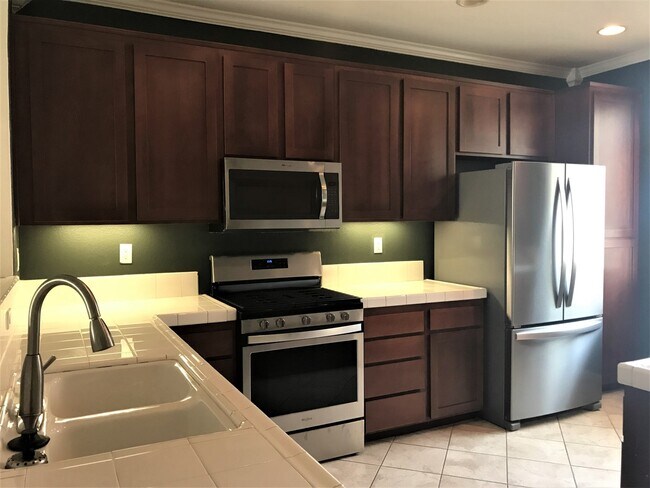 Foto del edificio - **$500 Off First Months rent ** Spacious E...