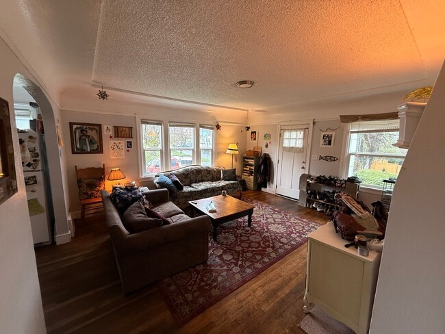 Building Photo - Beautiful home in York Neighborhood!