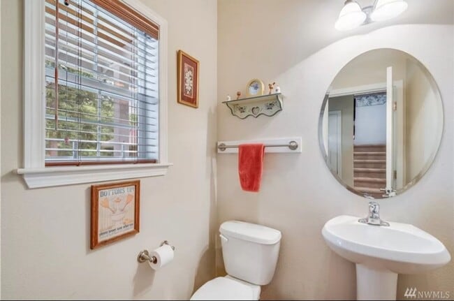 Building Photo - Beautiful 3 Bed 2.5 Bath Everett Home @ a ...