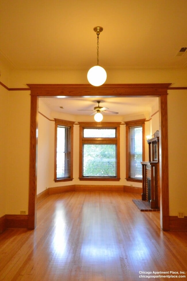 Building Photo - 925 W Newport Ave
