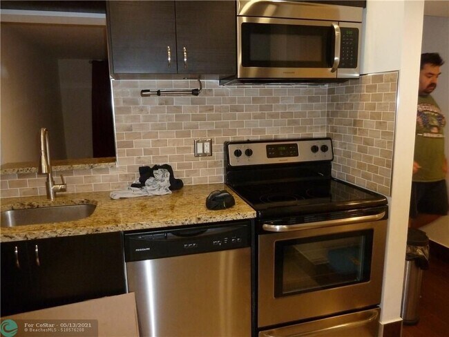 Building Photo - 5190 Las Verdes Cir