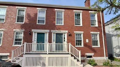 Building Photo - 105 Brackett St