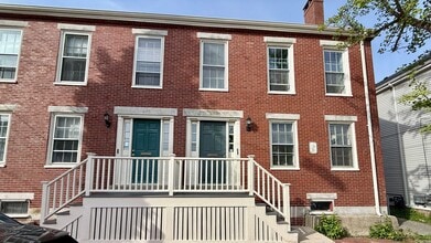Building Photo - 105 Brackett St