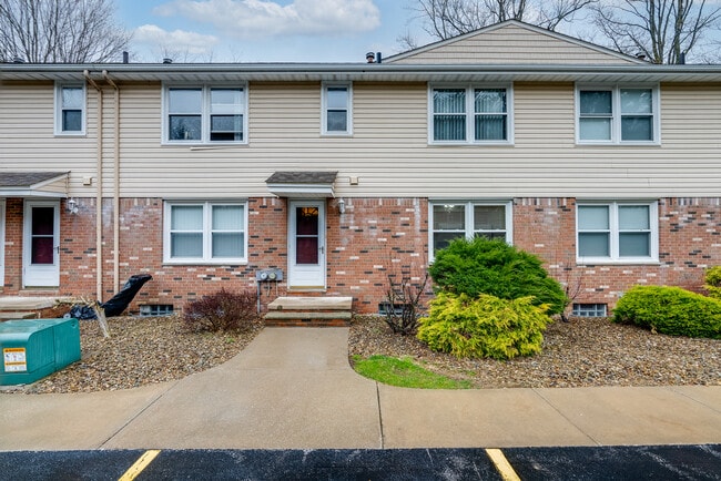 Building Photo - 1175 Southcrest Dr