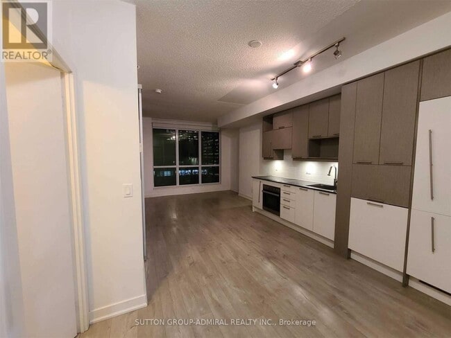 Building Photo - 199 Richmond St W