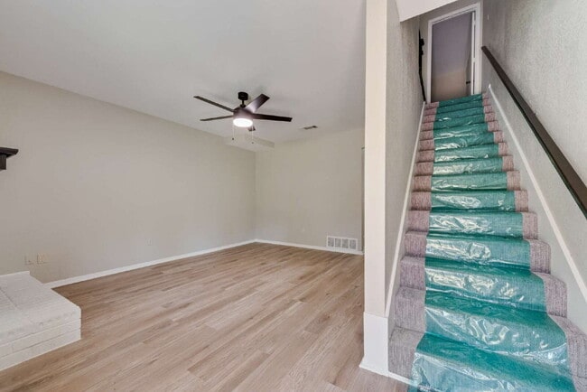 Foto del edificio - Completely Remodeled Triplex Unit 2 bed 1....