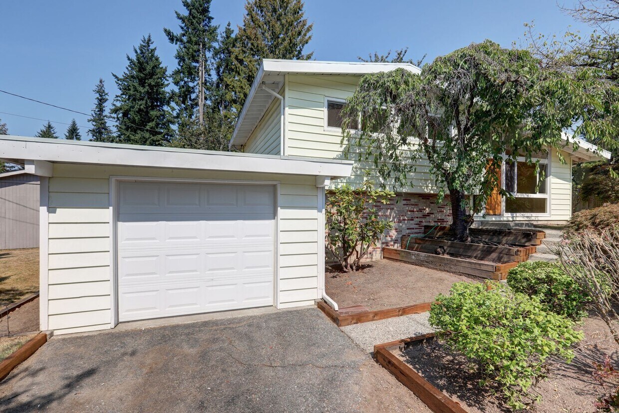 Foto principal - Lovely 4BR 1.75BA Bellevue Tri-Level Home