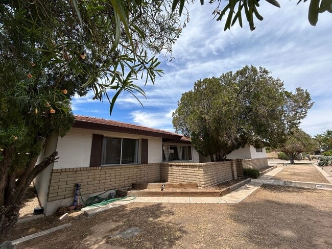 Building Photo - 570 N Villa Nueva Dr