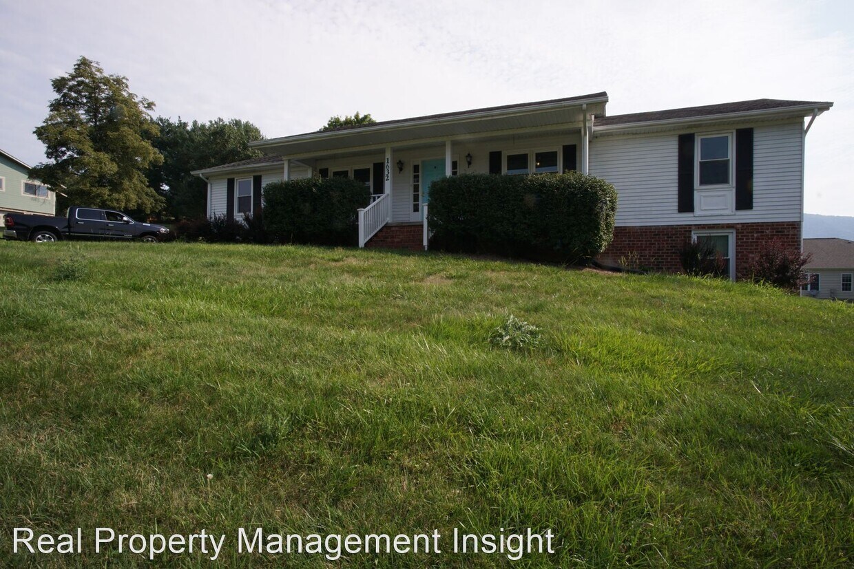 3 br, 3 bath House 1632 St Andrews Circle House Rental in