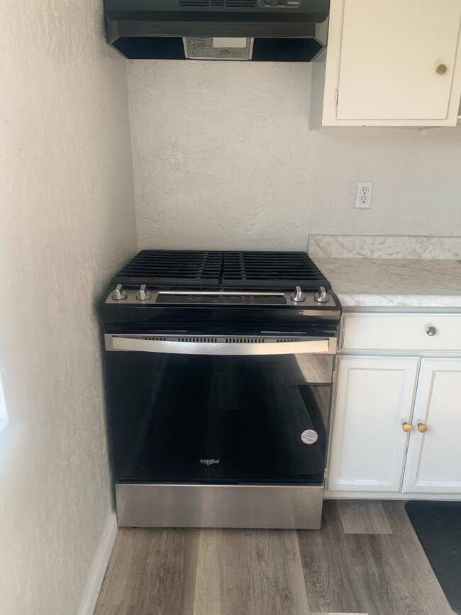 Building Photo - APARTMENT WITH NEW VINYL FLOORS