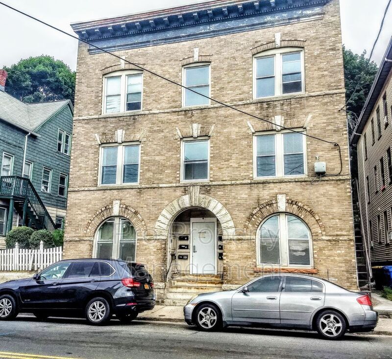 Primary Photo - 815 E Main St
