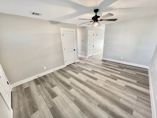 Building Photo - Modern 2 Bedroom 1 Full Bath Duplex!