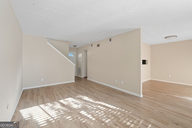 Foto del edificio - 293 Country Club Dr