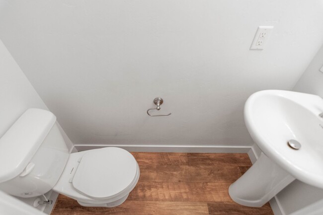 Foto del edificio - Beautiful 3-Story Townhomes in Tucker's Ro...