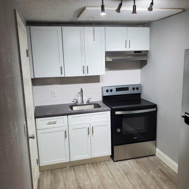 Studio Apartment Kitchen - Elmwood Apartments