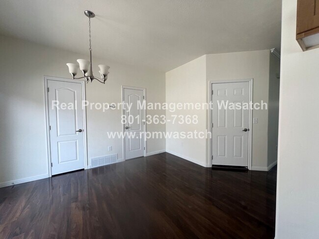 Foto del edificio - Come See this Beautiful, Recently Remodeled 3 Bedroom, 2.5 Bathroom Draper Town Home With HALF OF...