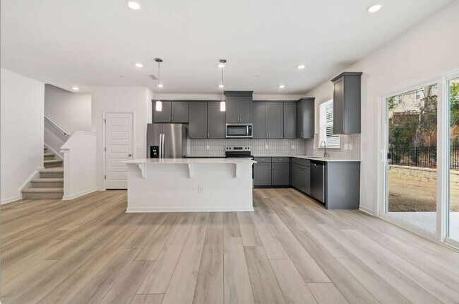 Foto del edificio - Spacious 3-Bed Townhouse w/ Two Car Garage