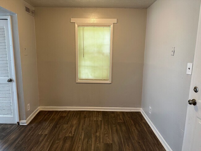 Foto del edificio - 4053 Log Cabin Dr