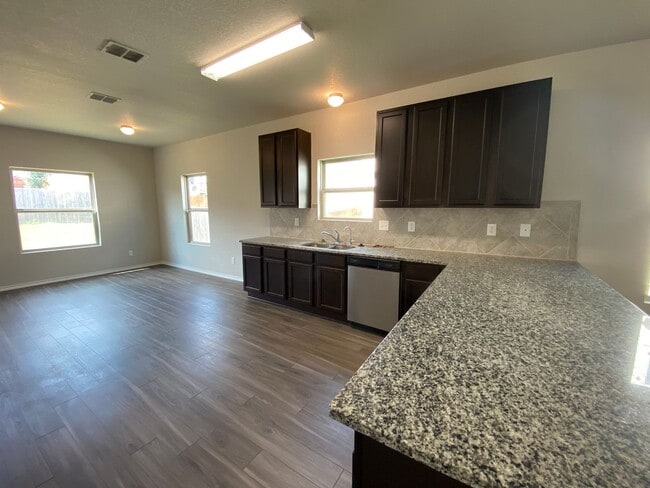 Foto del edificio - Spacious 4 Bedroom ~ Convenient to JBSA Ra...