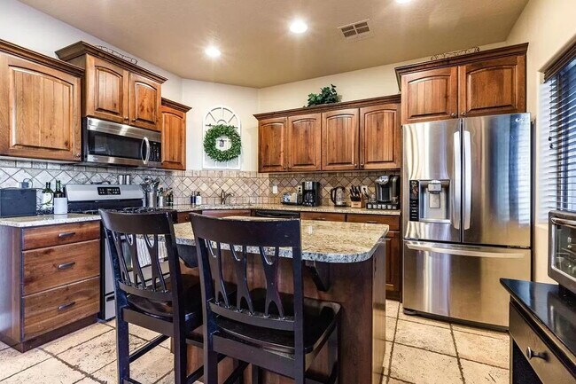 Foto del edificio - Spacious 3-Bed Townhouse Retreat in Southgate Townhomes