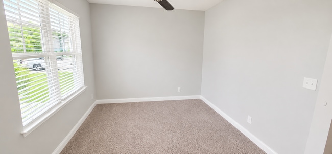 Foto del edificio - Spacious Elegance Awaits: 4-Bedroom Gem with Granite Countertops on Harrington Road!