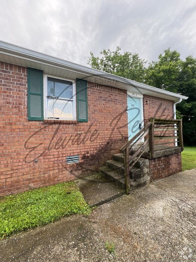 Building Photo - 909-911 Trailwood Cir