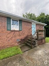 Building Photo - 909-911 Trailwood Cir