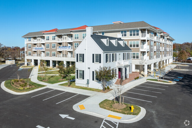 Exterior - Bay Manor Apartments