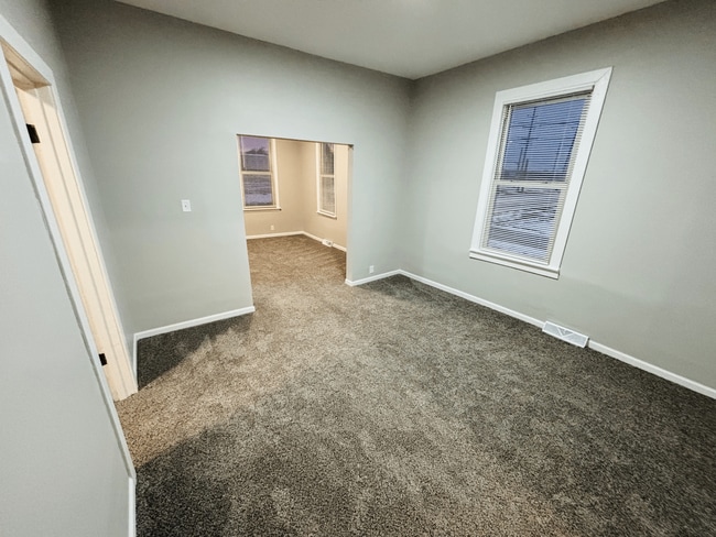 Building Photo - 2315 E End Ave