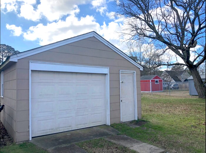 Building Photo - CUTE & COZY 2 BED, 1 BATH UPDATED HOME IN ...